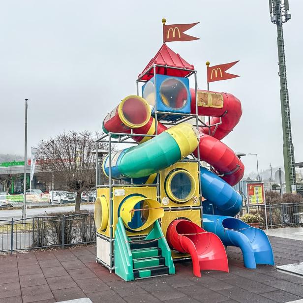 Bunter Mc Donald's Spielturm mit Rutsche