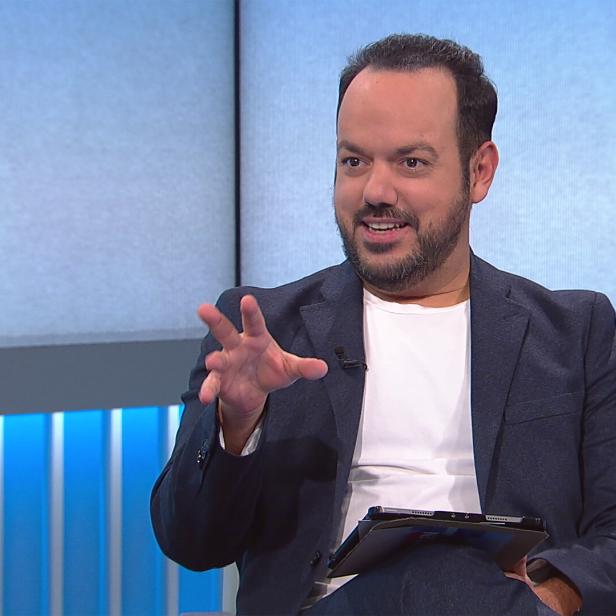 Patrick Budgen im Studio des ORF2-Talks "Hinter den Schlagzeilen"