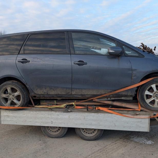 Kaputtes Auto auf einem Anhänger