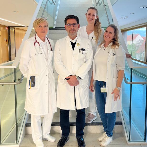 Vier Personen auf einer Treppe.