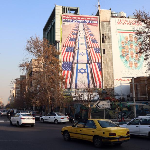 Tehran displays anti-US and Israeli billboard