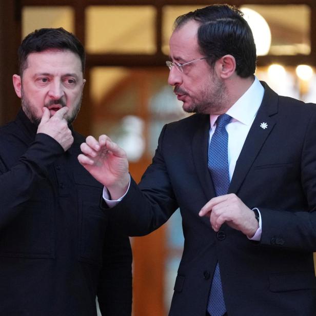 Wolodymyr Selenskyj und Nikos Christodoulides unterhalten sich gestikulierend.