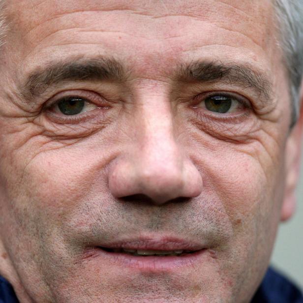 Nahaufnahme von Kevin Keegan mit grauen Haaren und grünen Augen.