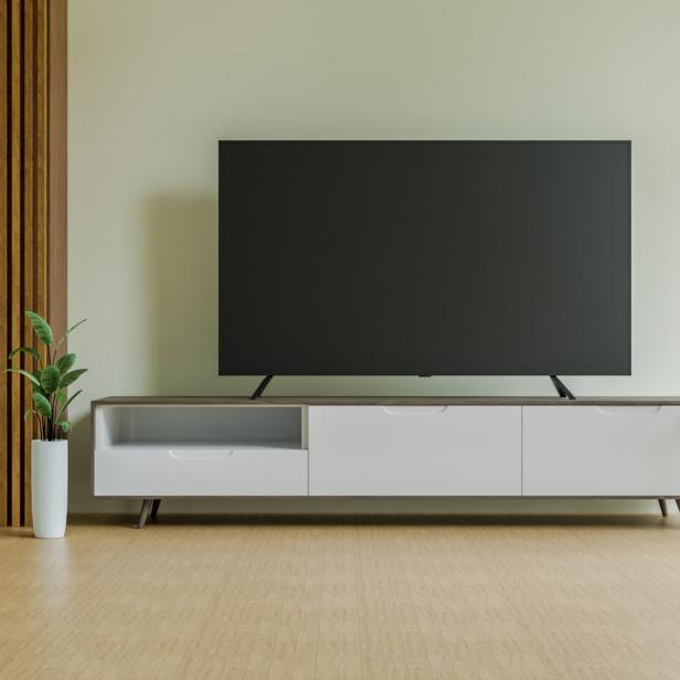 Ein Fernseher auf einem Sideboard in einem modernen Wohnzimmer.