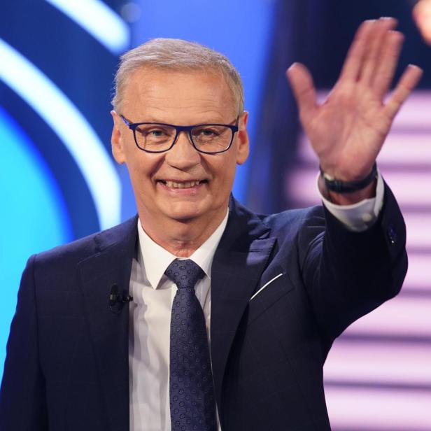 Moderator Günther Jauch winkt lächelnd in die Kamera