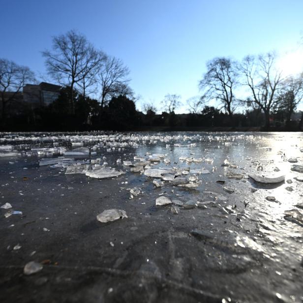 Zugefrorener See (Symbolbild).