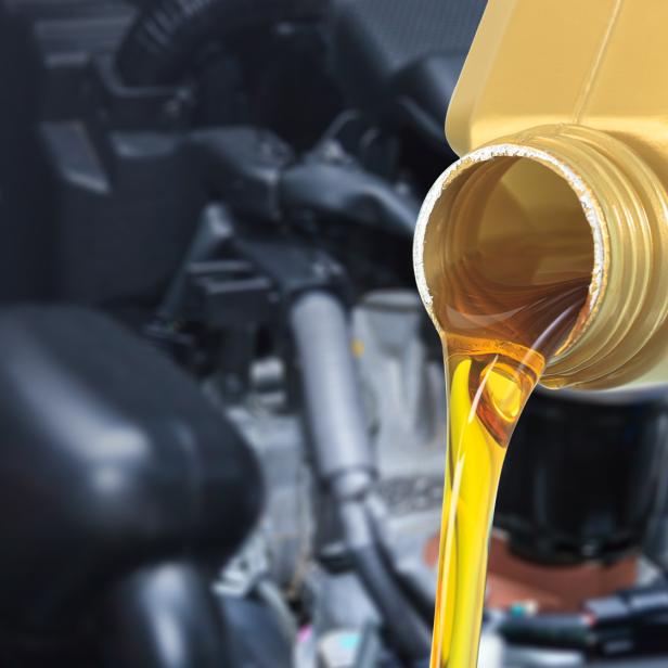 Aus einem Kanister fließt Öl.