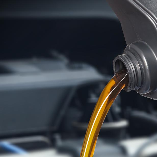 Aus einem Kanister fließt Öl.