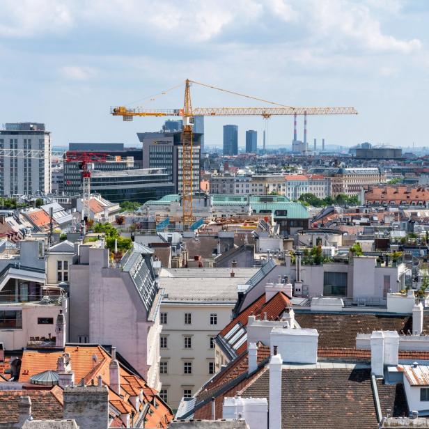 Blick über die Sykline von Wien mit Kränen und Baustellen. 