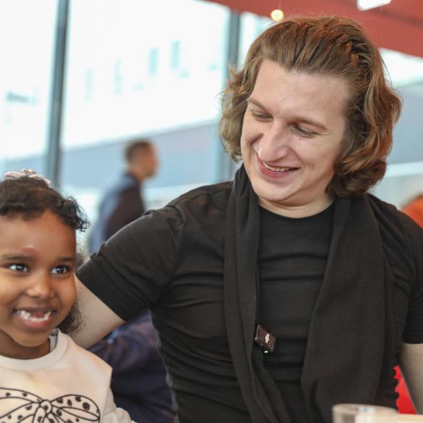 Der Influencer Satansbratan und Raxma, ein Mädchen, das das Lernhaus Wien besucht, gemeinsam am Tisch