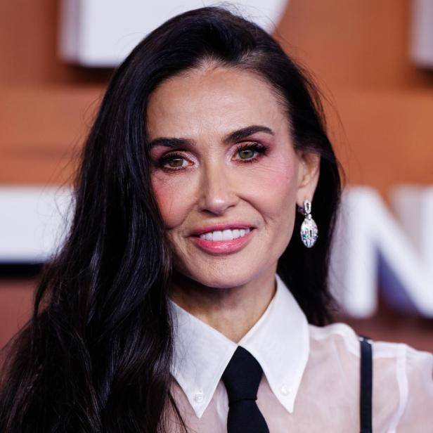 Demi Moore mit schwarzen Haaren auf dem Red Carpet. 