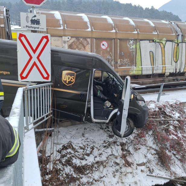 Schwerer Unfall bei der Werkseinfahrt in Oed