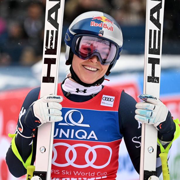 Lindsey Vonn mit Ski in der Hand im Zielraum