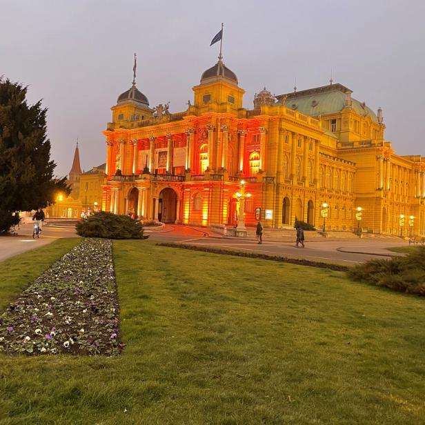 Die Zagreber Oper im festlich stimmenden Abendlicht.