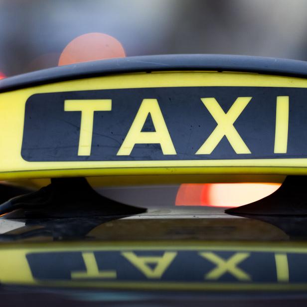 ++ THEMENBILD ++ TAXI / VERKEHR / PERSONENTRANSPORT / TRANSPORT