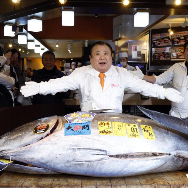 Der tote Thunfisch mit seinem Käufer.