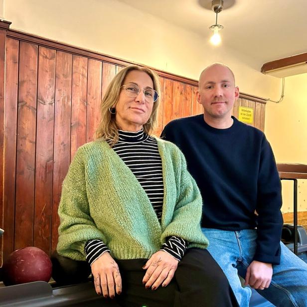 Die Wirtsleute Hanni Grötz und Michael Bull bei der alten Kegelbahn in ihrem Wirtshaus "Zur Stadt Krems"