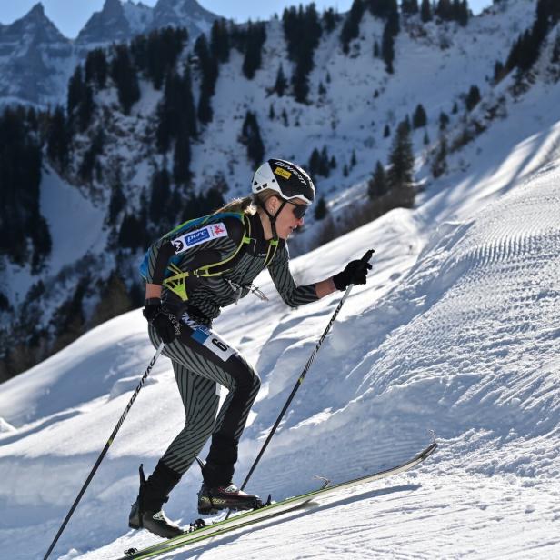 Johanna Hiemer mit Ausrüstung beim Skibergsteigen