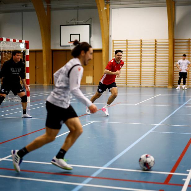 Ein Hallenfußballer führt den Ball am Fuß in Richtung Tor.