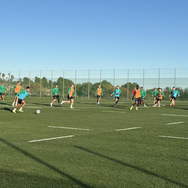 32 Rapidler trainieren in Benidorm