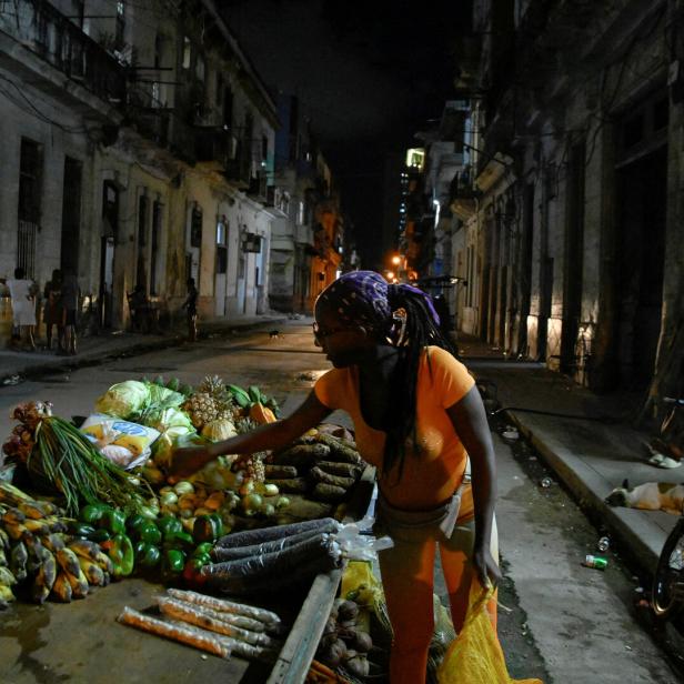 FILE PHOTO: Cuba reconnects grid, begins restoring power to Havana after partial collapse