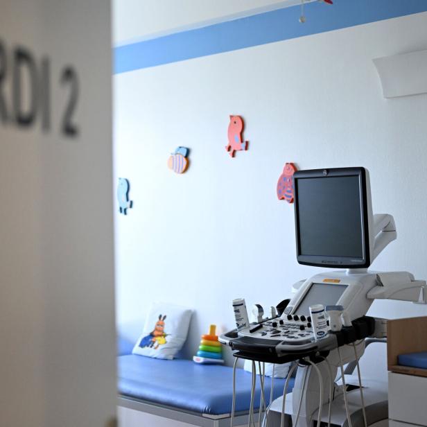 ++ THEMENBILD ++ ARZT / ÄRZTE / KINDERARZT / KRANKHEIT / GESUNDHEIT / UNTERSUCHUNG / ÜBERWEISUNG / DIAGNOSE / BEHANDLUNG / PATIENT / ÖGK