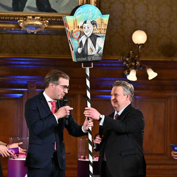 Übergabe der Fasnacht-Laterne von Conradin Cramer an Michael Ludwig.