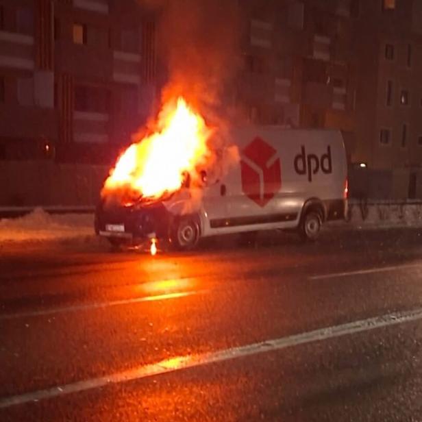 Brennender Lieferwagen