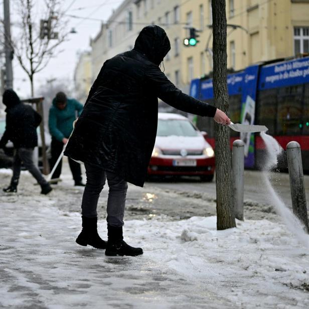 ++ THEMENBILD ++ WINTER / WETTER / KÄLTE / FROST / GLATTEIS / EIS / GLATTEISGEFAHR