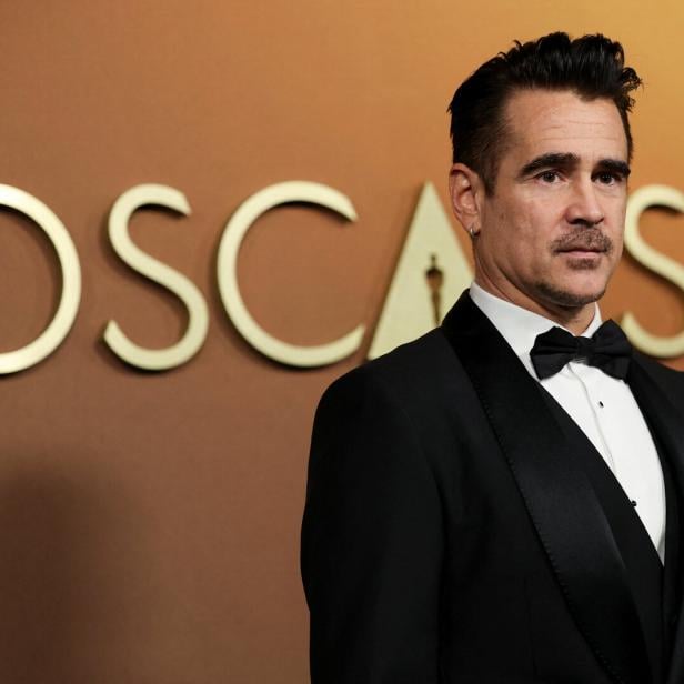 Colin Farrell posiert im Smoking vor dem Schriftzug "Oscars".