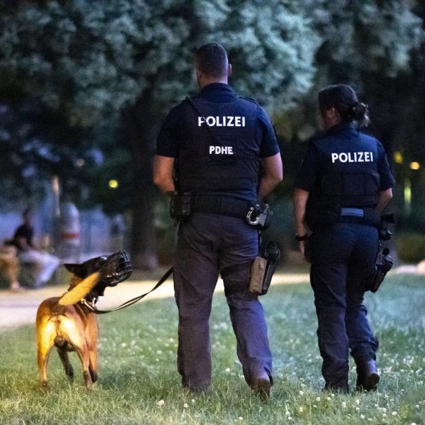 Zwei Polizisten mit einem Polizeihund