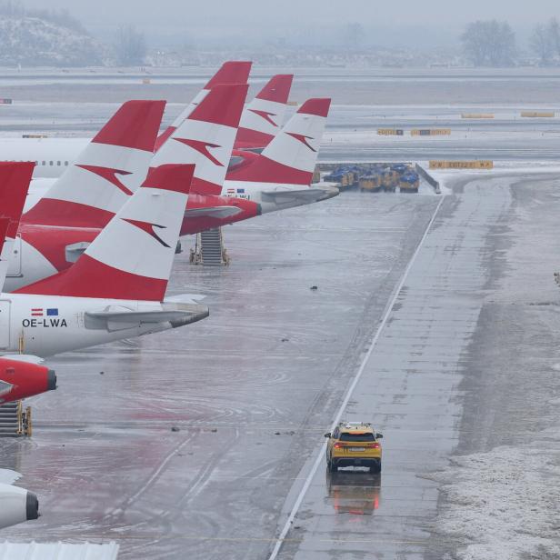 Vienna International Airport (VIE) in Schwechat closed due to ice on the tarmac