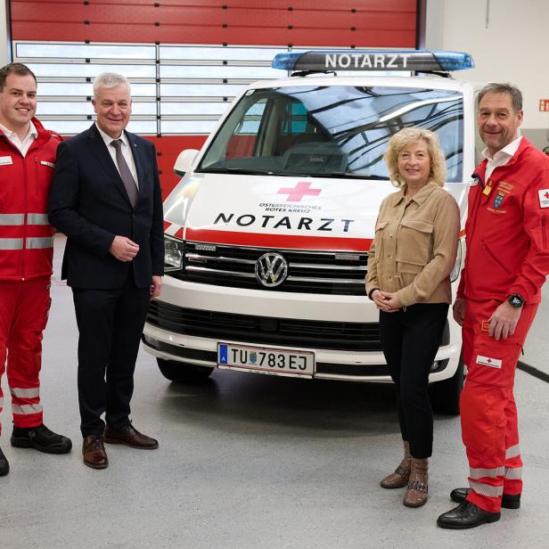 Landesräte Anton Kasser und Eva Prischl mit Rotkreuz-Verantwortlichen