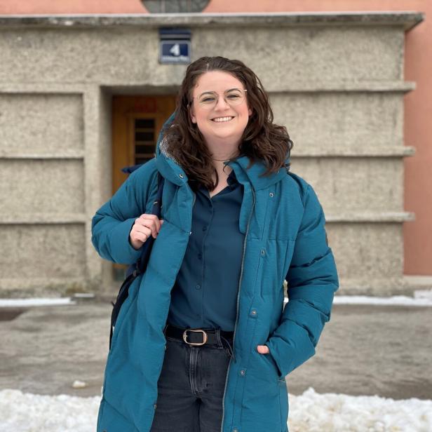 Irene Reismüller steht vor dem Stiegenhaus im Karl-Marx-Hof