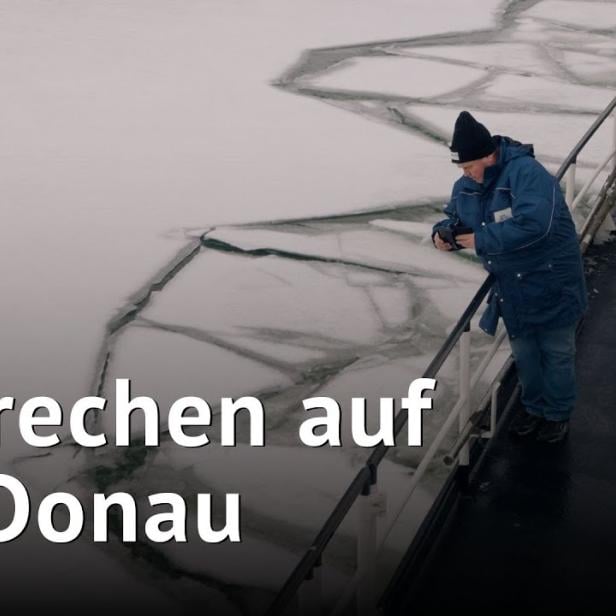 Wo "die Lady" das Eis der Donau bricht: Motorschiff im Winterdienst