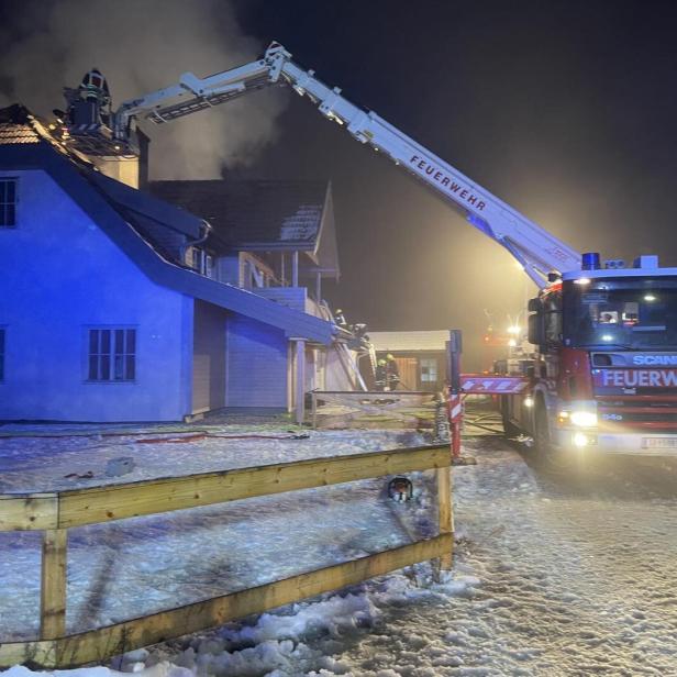 Feuerwehr bekämpft Feuer mithilfe eines Hubsteigers