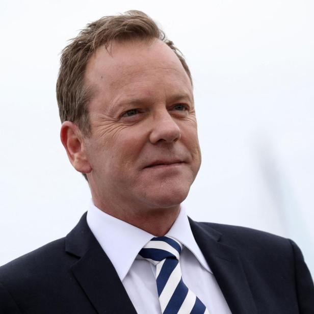 Kiefer Sutherland blickt zur Seite.