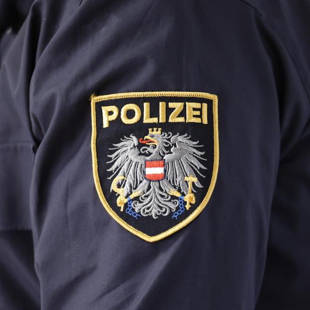 Uniform mit polizeiabzeichen