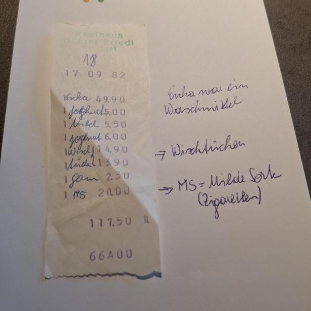 Alter Kassenzettel von 1982 mit handschriftlichen Notizen auf weißem Papier.