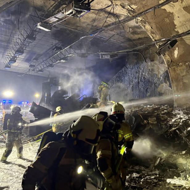 ++ HANDOUT ++ SALZBURG: LKW-BRAND IN TUNNEL GESPERRT