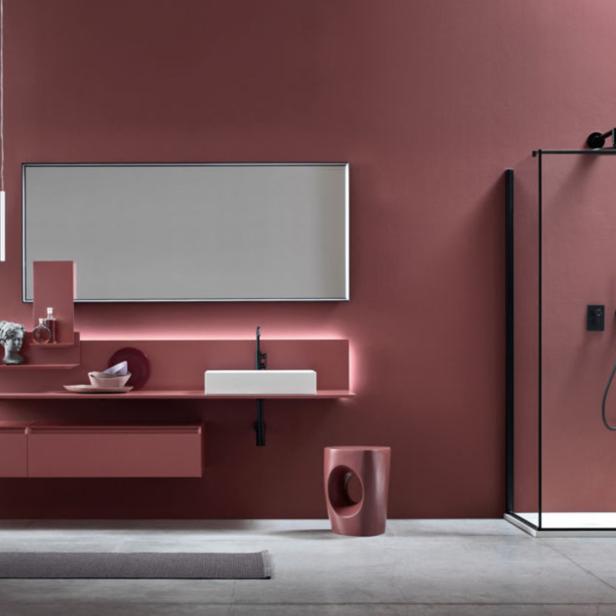 Ein rotes, modernes Badezimmer 