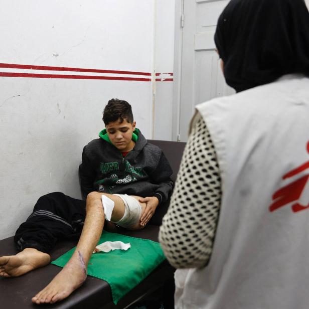 Eine Mitarbeiterin von Ärzte ohne Grenzen behandelt einen Jungen in Gaza-Stadt.