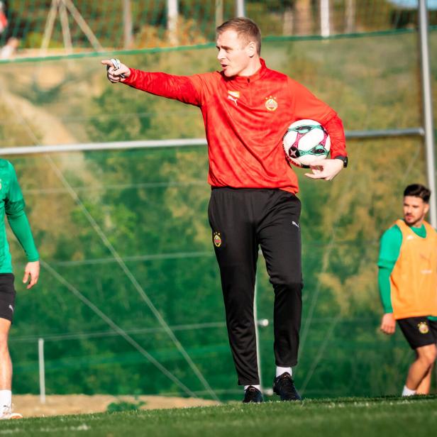 Rapid-Trainer Johannes Hoff Thorup gibt Anweisungen während eines Trainings