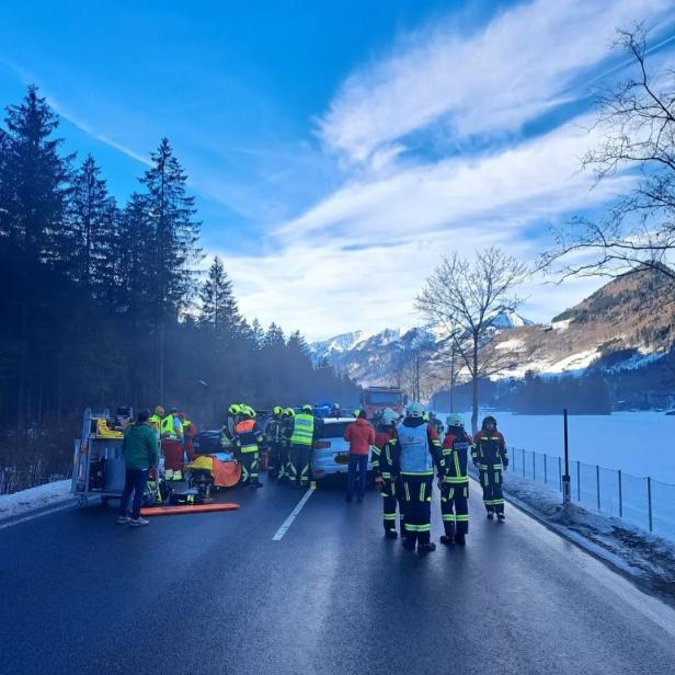 Unfallszenerie in Vorarlberg nach Kollision zweiter Pkw