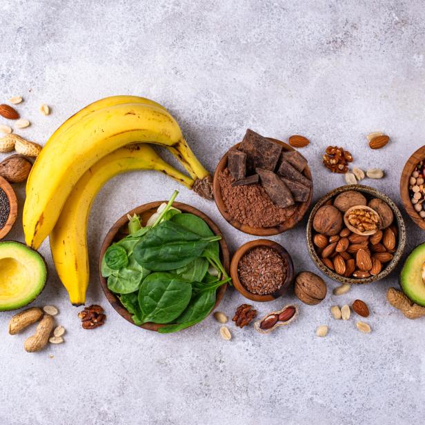 Lebensmittel, die viel Magnesium enthalten, wie Samen und Nüsse und Blattspinat.
