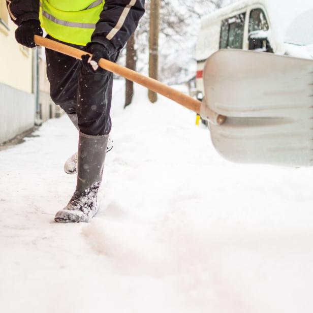 Mann mit Schneeschaufel