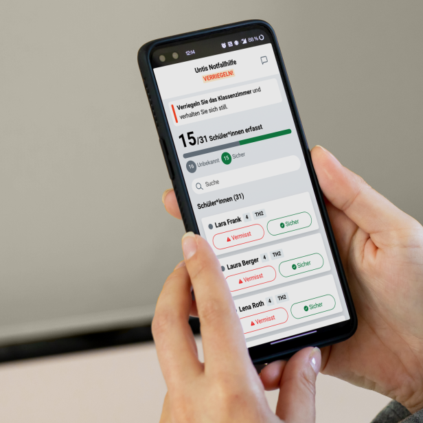 Person hält Smartphone mit geöffneter Untis-Notfallhilfe-App zur Schülererfassung.