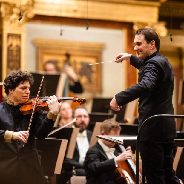  Augustin Hadelich und Alexander Soddy  beim Konzert. 
