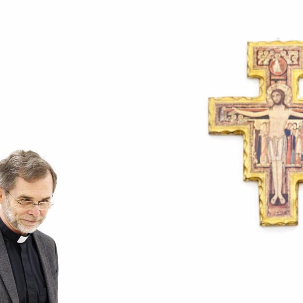 Josef Grünwidl unter einem Kreuz.