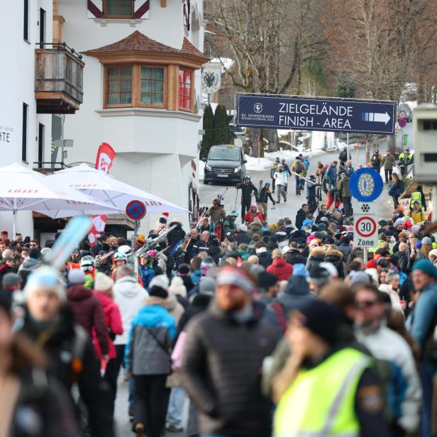 Kitzbühel während des Hahnenkammrennens. Die straßen sind voll, viele besucher reisen an.